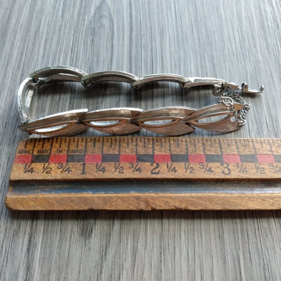 Vintage Bracelet marked 0543 Silver Tone Textured Large Link - Picture 2 of 9